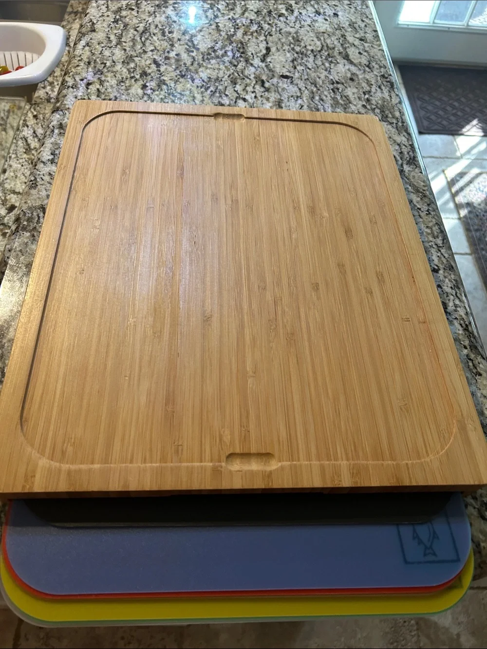 Seville Classics Easy-to-Clean Bamboo Cutting Board and 7 Color Coded Mats